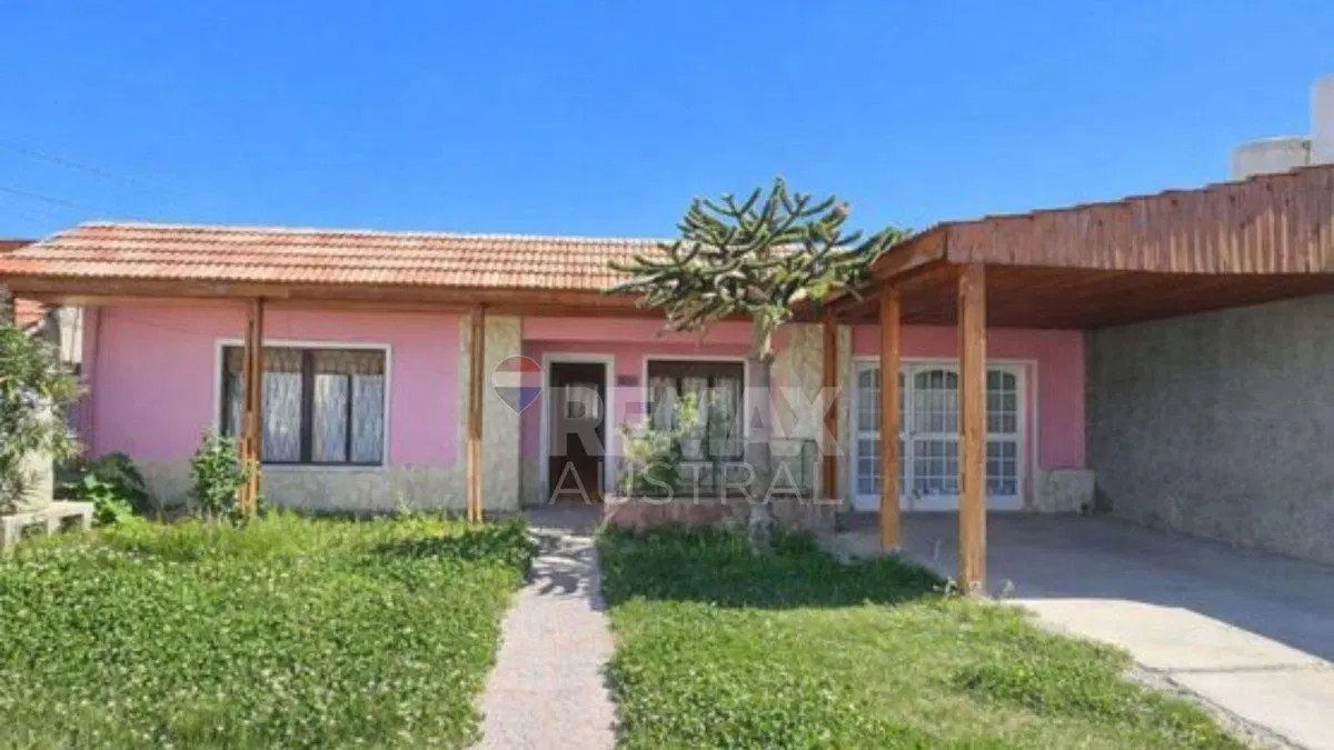 VENTA CASA 3 DORMITORIOS, QUINCHO, GARAGE Y PATIO 4