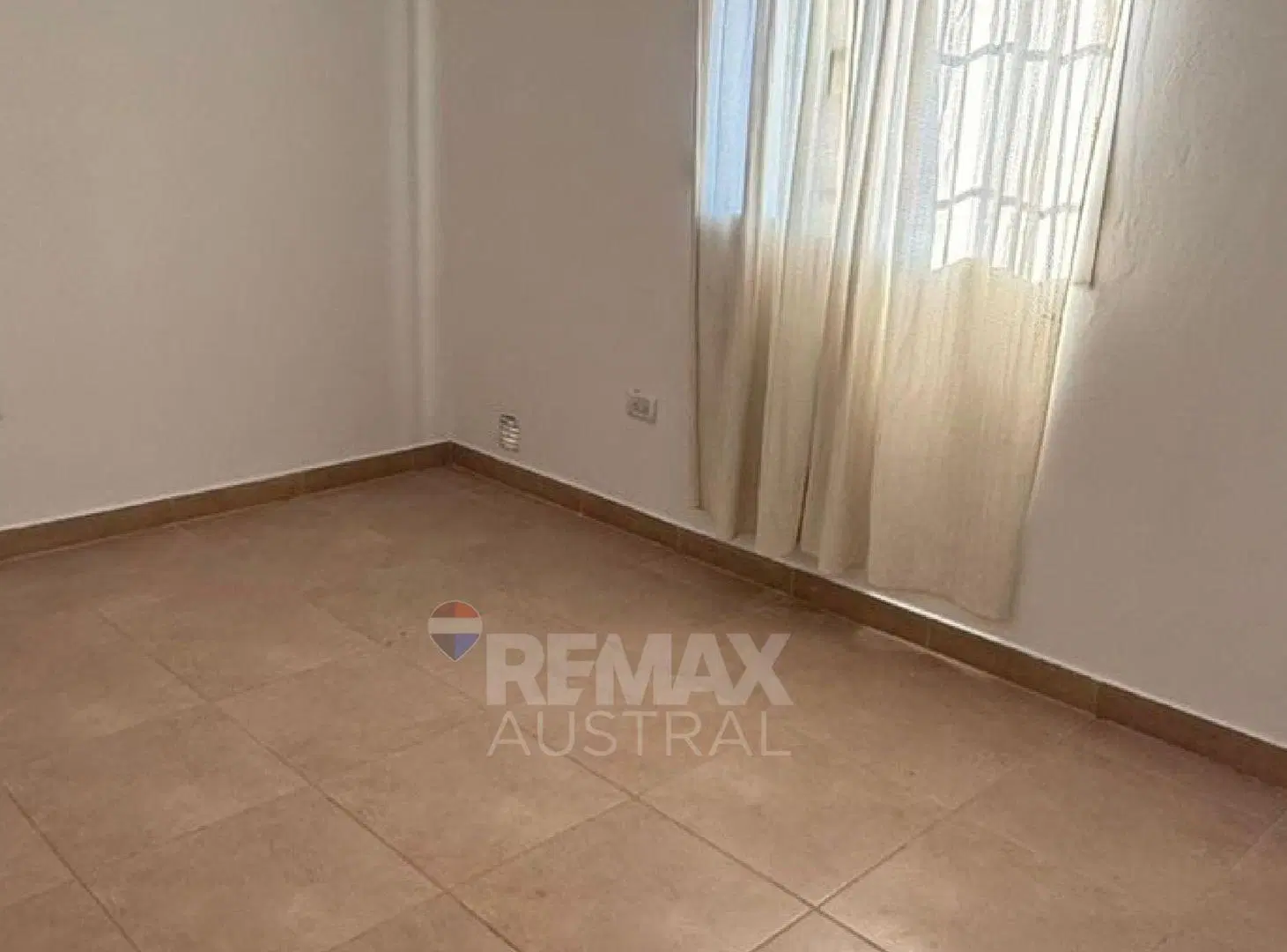 ALQUILER, CASA 3 DORMIS, BARRIO LOS BRETES 4
