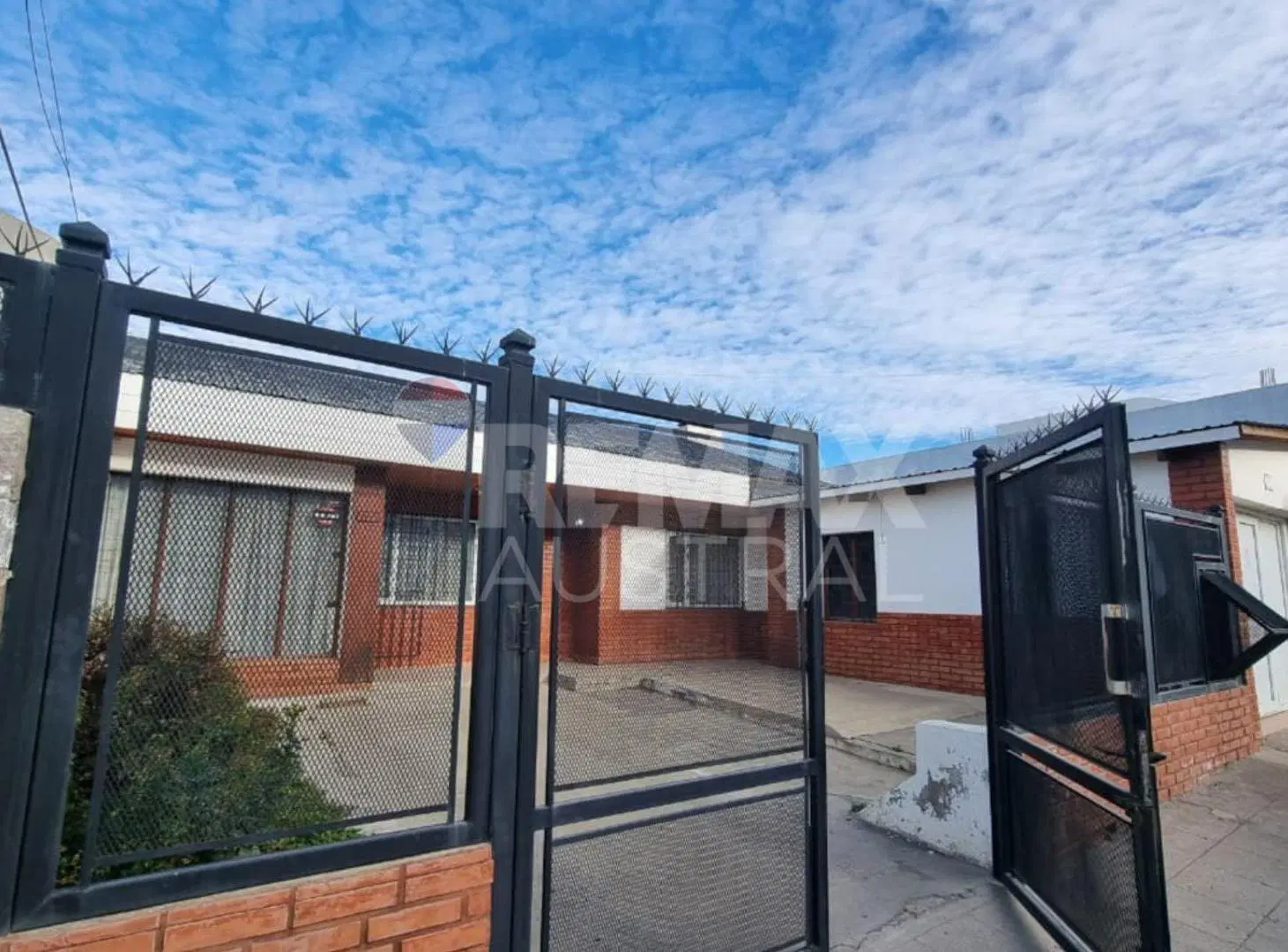CASA 3 DORMITORIOS BARRIO ROCA 3
