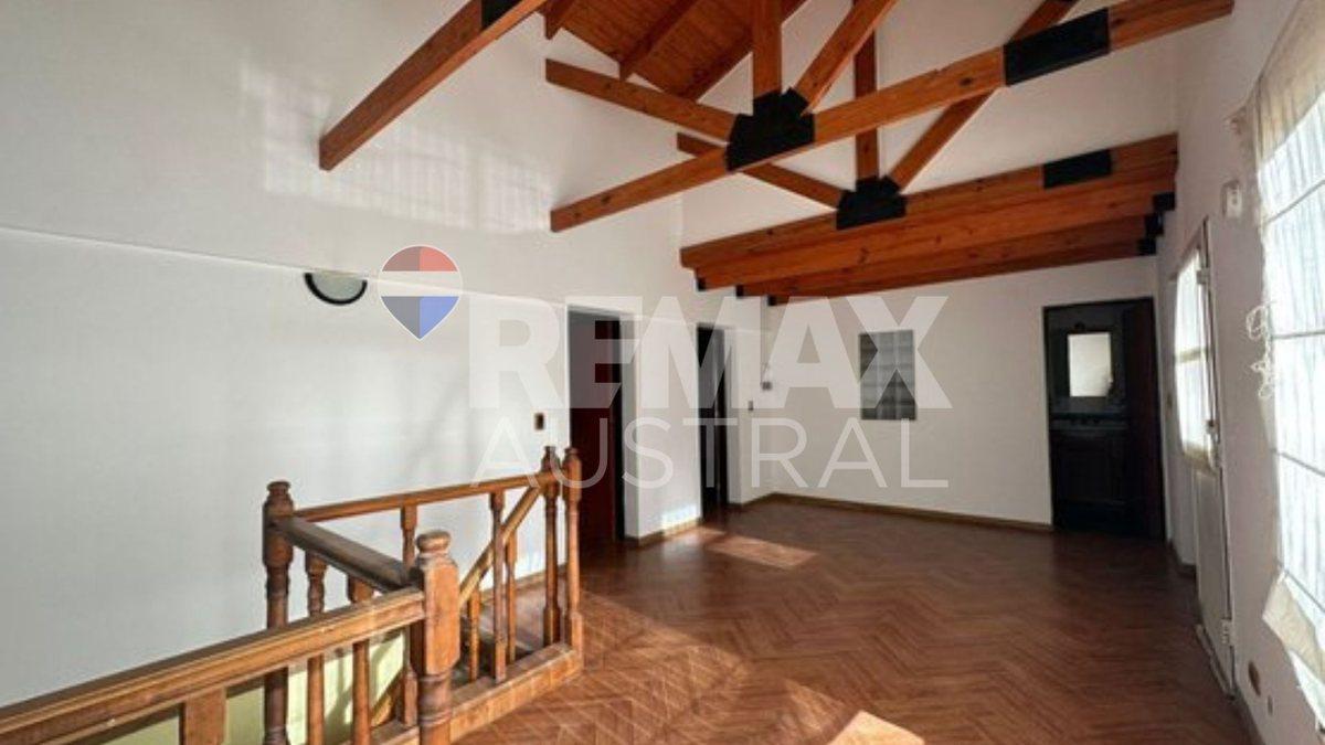 Foto de CASA 4 DORMITORIOS ZONA LA LOMA, imagen 5