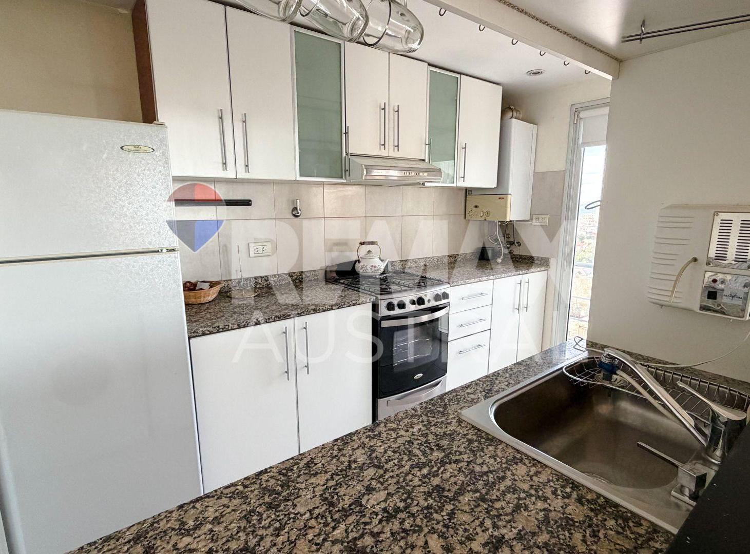 Foto de VENTA DEPARTAMENTO 2 DORM + 2 BAÑOS + COCHERA, imagen 2