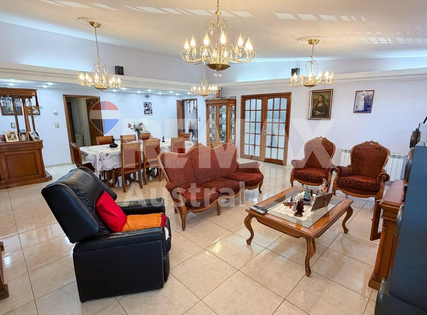 Foto de CASA 4 DORMITORIOS + LOCAL Bº SAN MARTIN, imagen 2