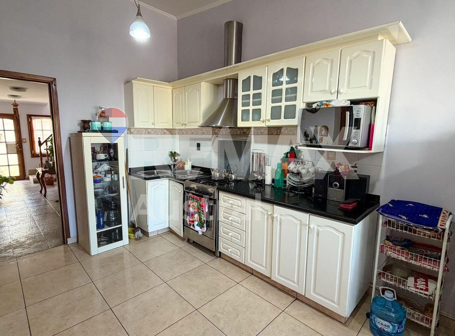 Foto de CASA 4 DORMITORIOS + LOCAL Bº SAN MARTIN, imagen 5