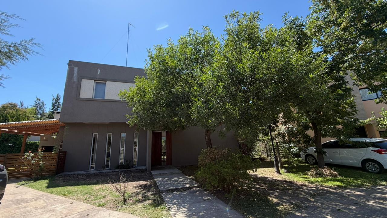 Casa en Los Robles Pilar 4 ambientes Venta