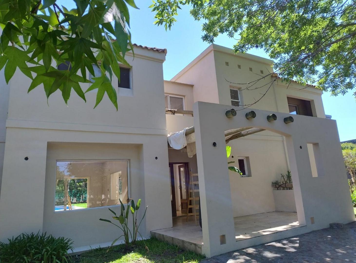 Casa en St. Mathews Village, Pilar