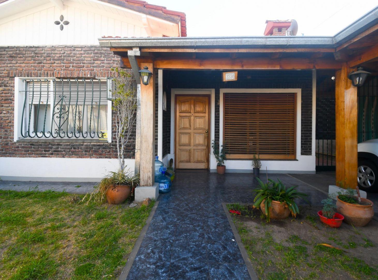Hermosa Casa 4 amb con jardín y quincho