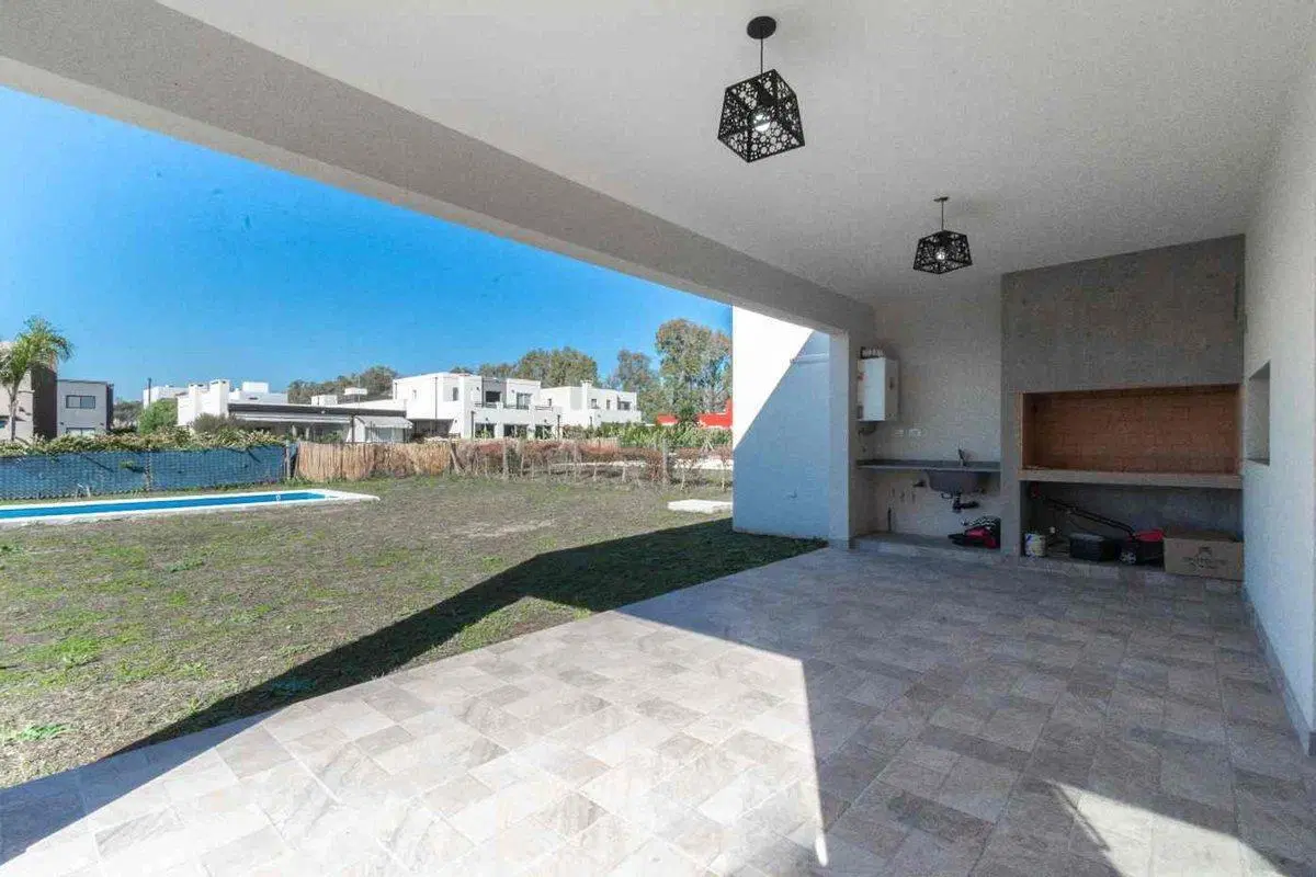 Moderna casa a estrenar, 3 dormitorios y pileta! 4