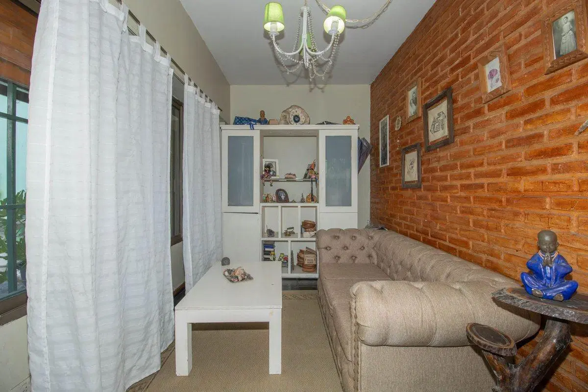 Casa en lote propio con jardín, 6 ambientes 5