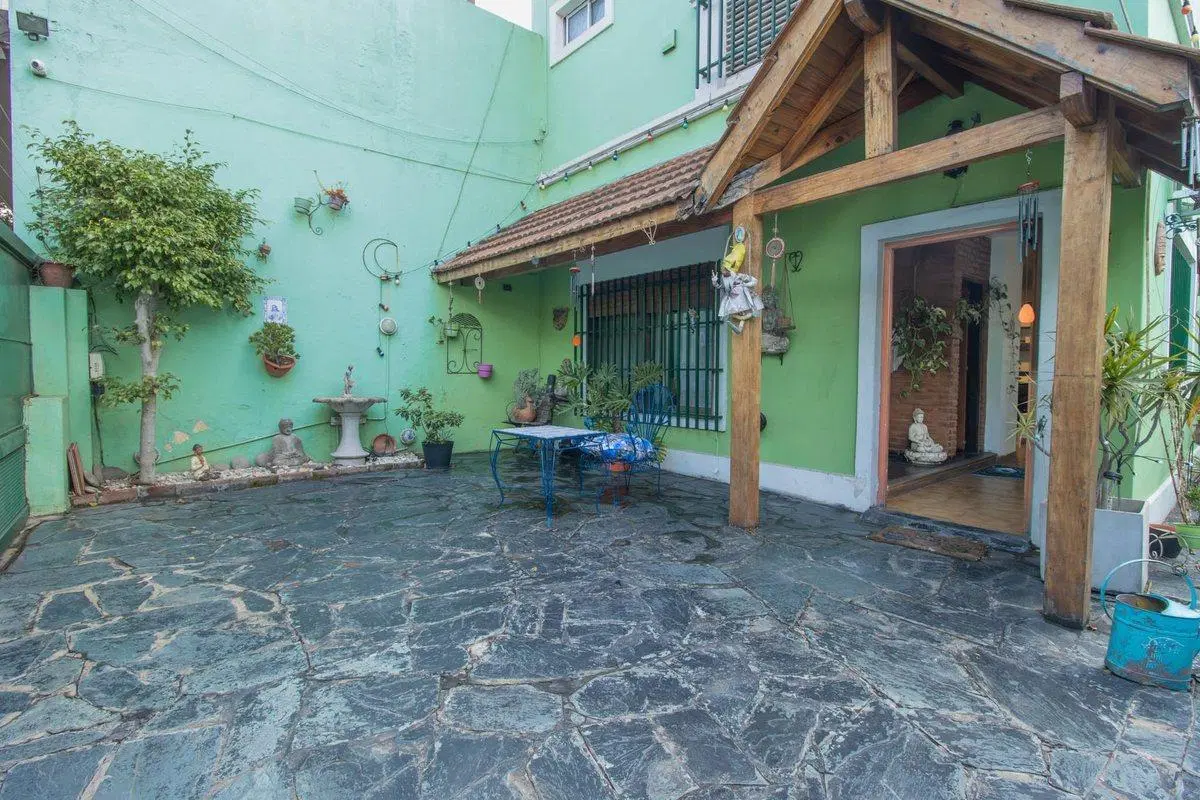 Casa en lote propio con jardín, 6 ambientes 4
