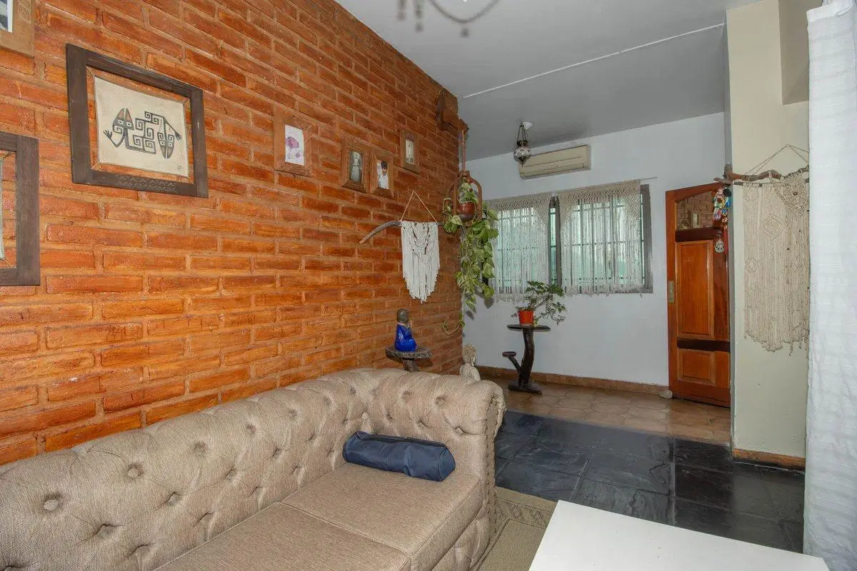 Casa en lote propio con jardín, 6 ambientes 3