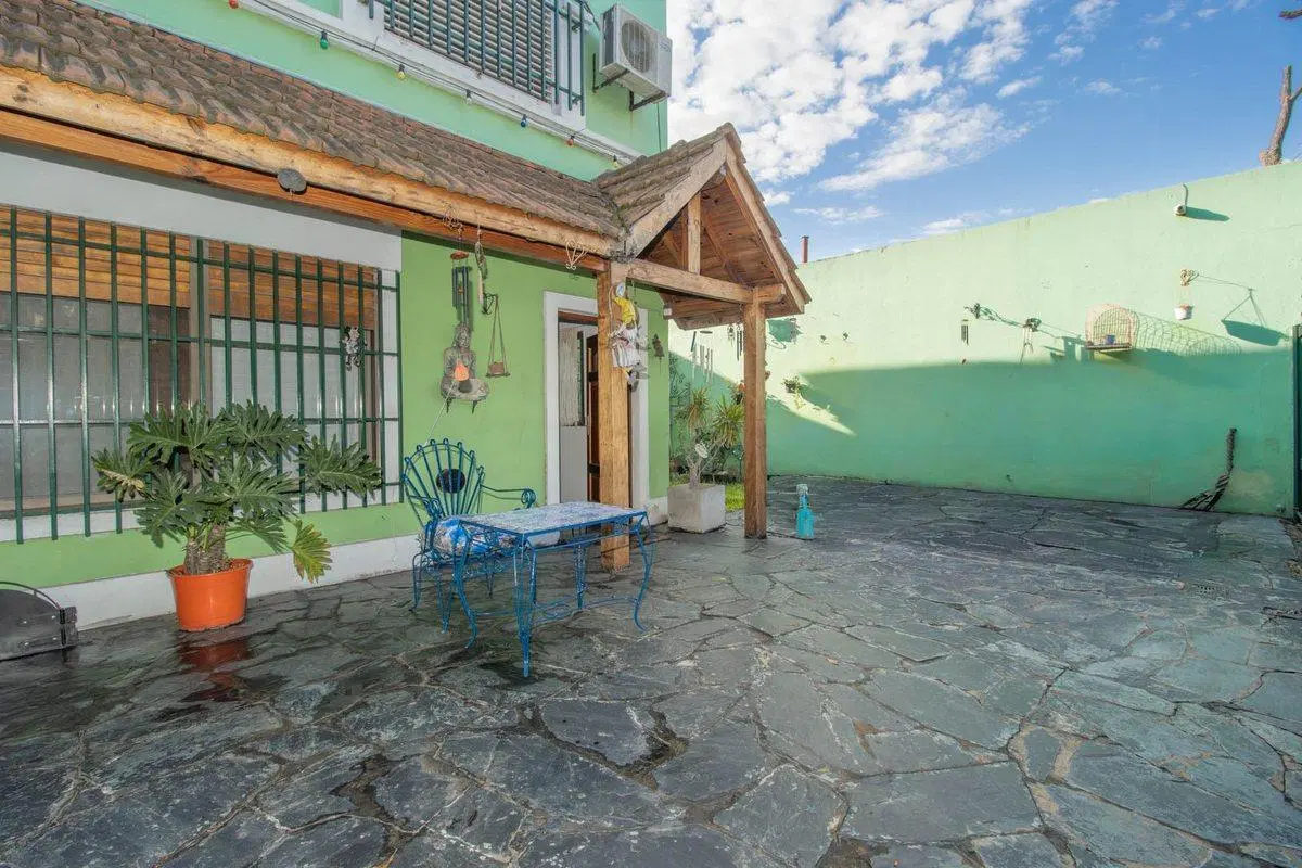 Casa en lote propio con jardín, 6 ambientes 2