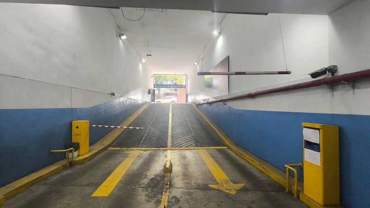VENTA COCHERA SOBRE AV LAS HERAS EN RECOLETA 5