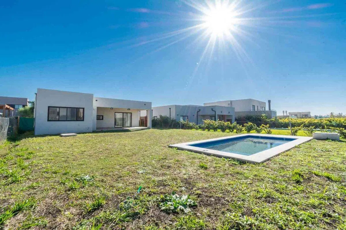 Moderna casa a estrenar, 3 dormitorios y pileta! 4