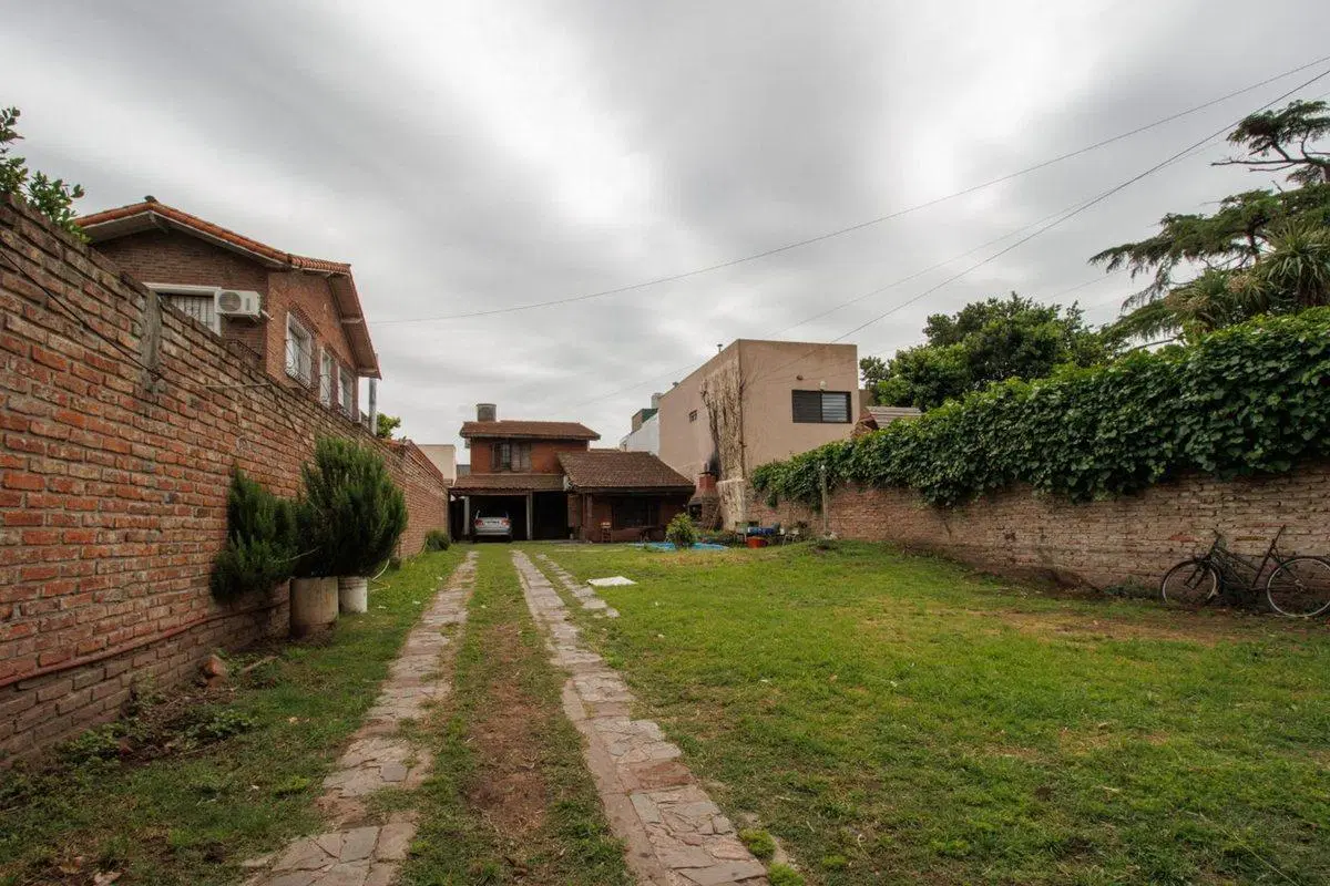 VENTA CASA 4 AMB. PILETA-JARDIN-COCHERA 2