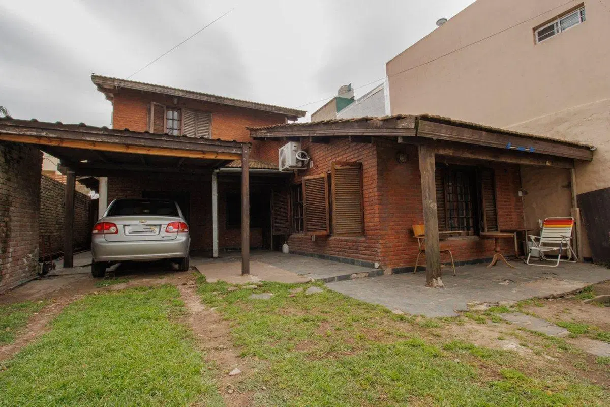 VENTA CASA 4 AMB. PILETA-JARDIN-COCHERA 5