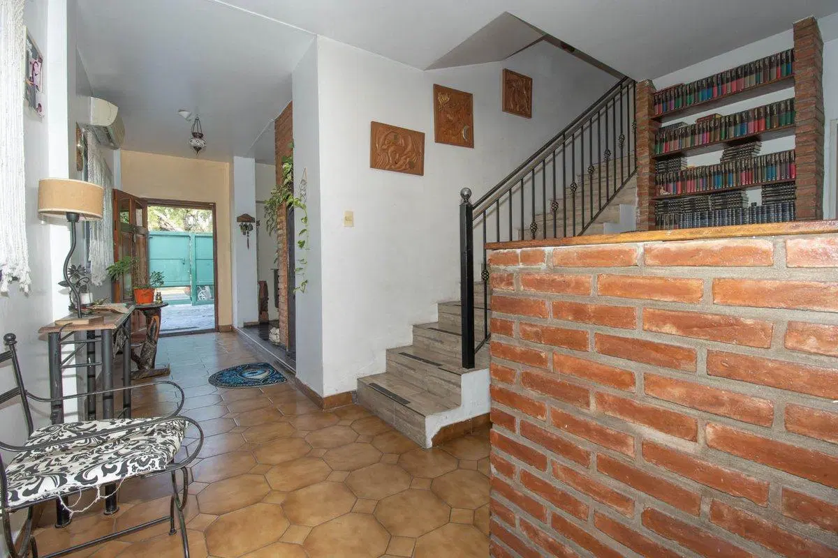 Casa en lote propio con jardín, 6 ambientes 3