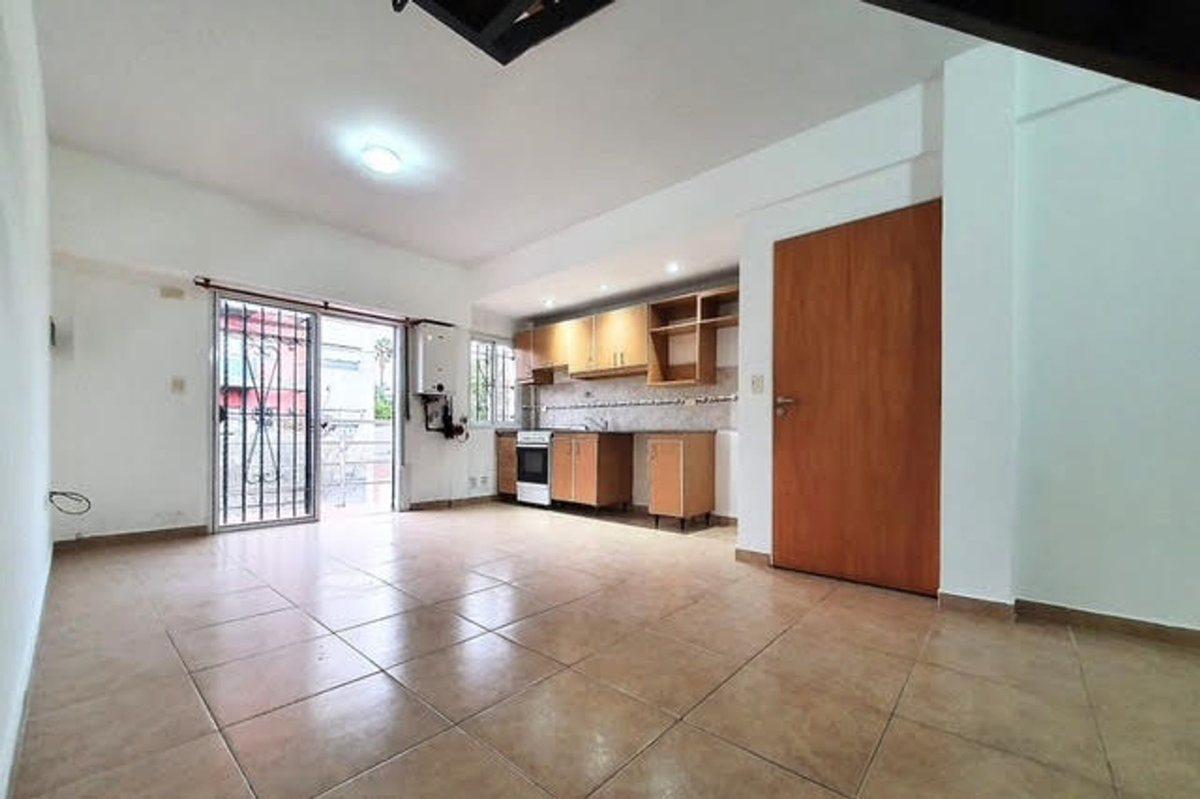 Foto de PH EN DUPLEX 2 AMB. 1 ER PISO CON BALCON AL FRENTE, imagen 4