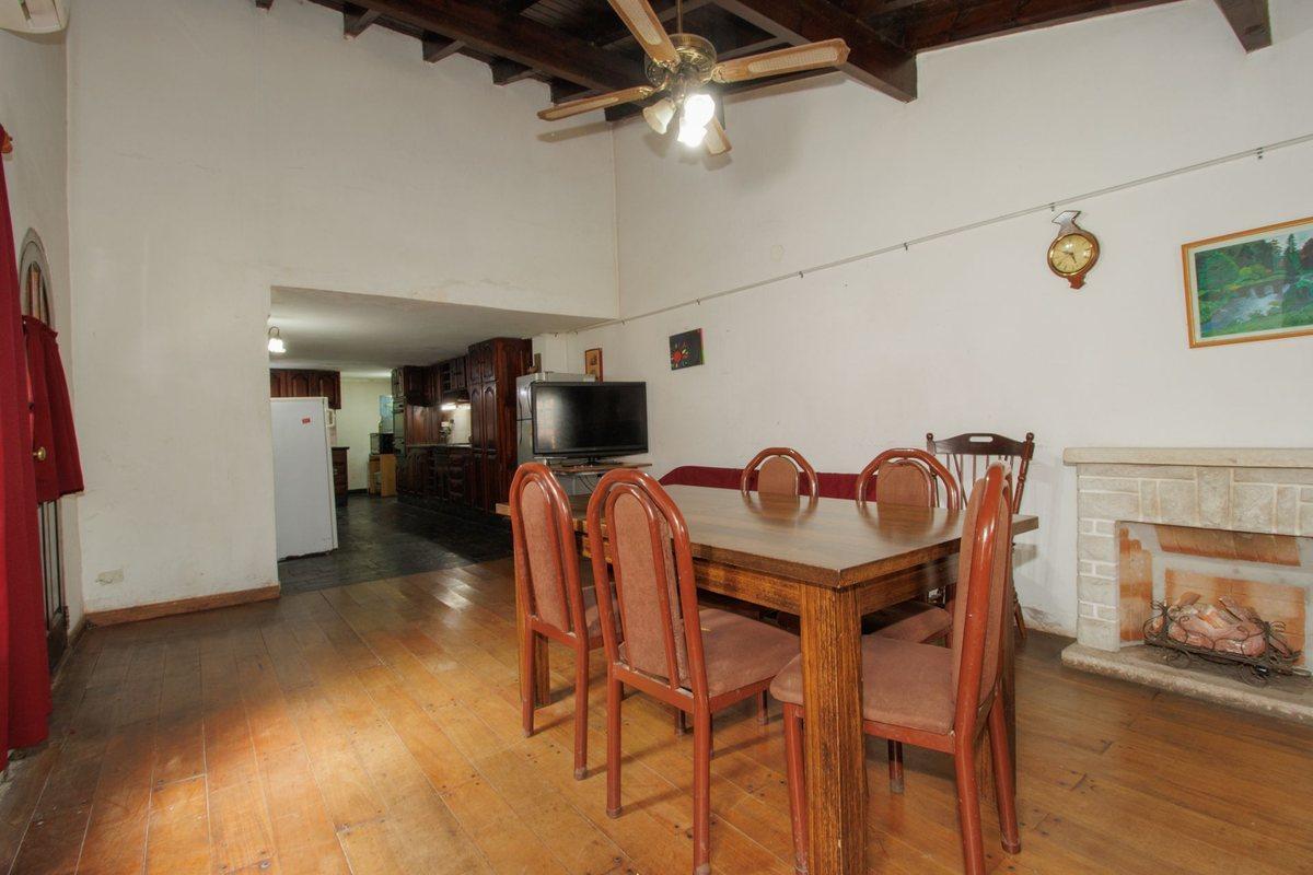 Foto de VENTA CASA 4 AMB. PILETA-JARDIN-COCHERA, imagen 4