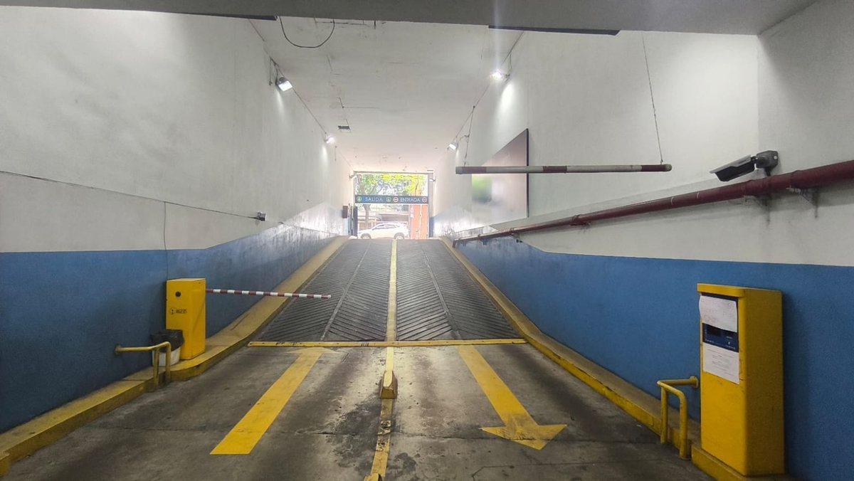 Foto de VENTA COCHERA SOBRE AV LAS HERAS EN RECOLETA, imagen 1
