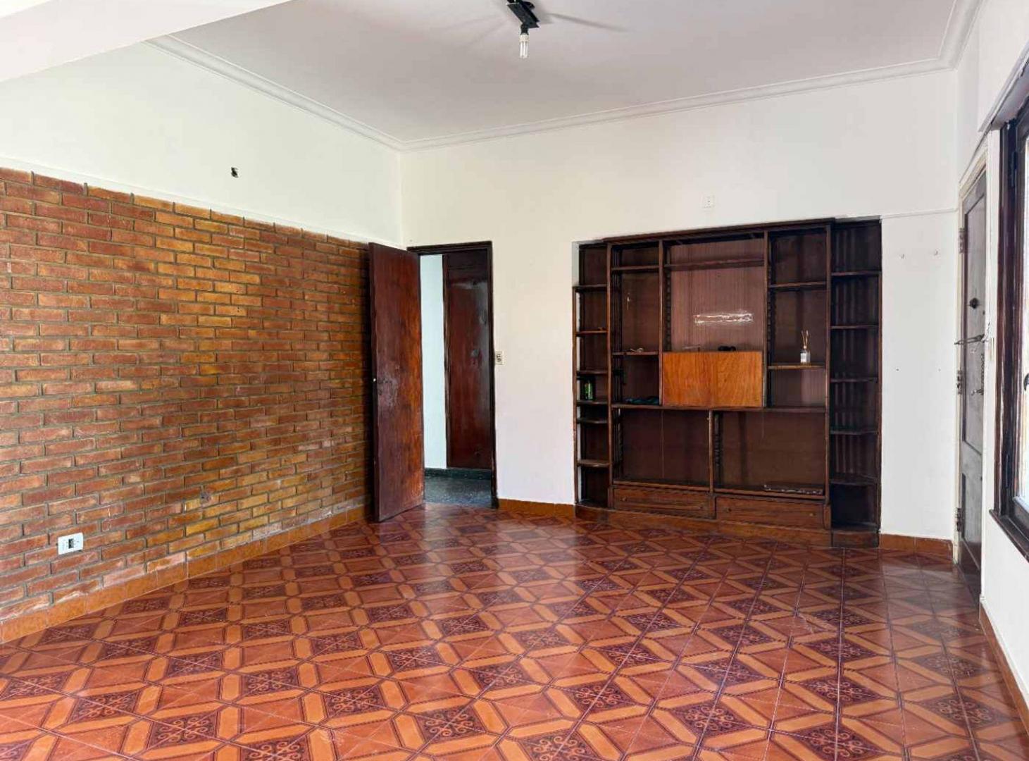 Foto de VENTA CASA PATIO Y COCHERA EN CARAPACHAY LOTE PROP, imagen 2