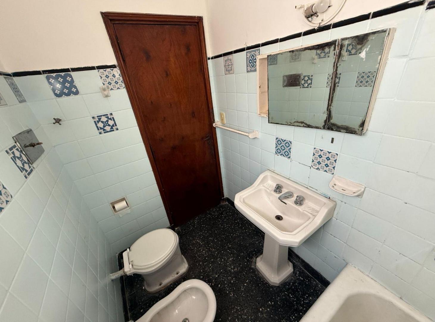 Foto de VENTA CASA PATIO Y COCHERA EN CARAPACHAY LOTE PROP, imagen 3