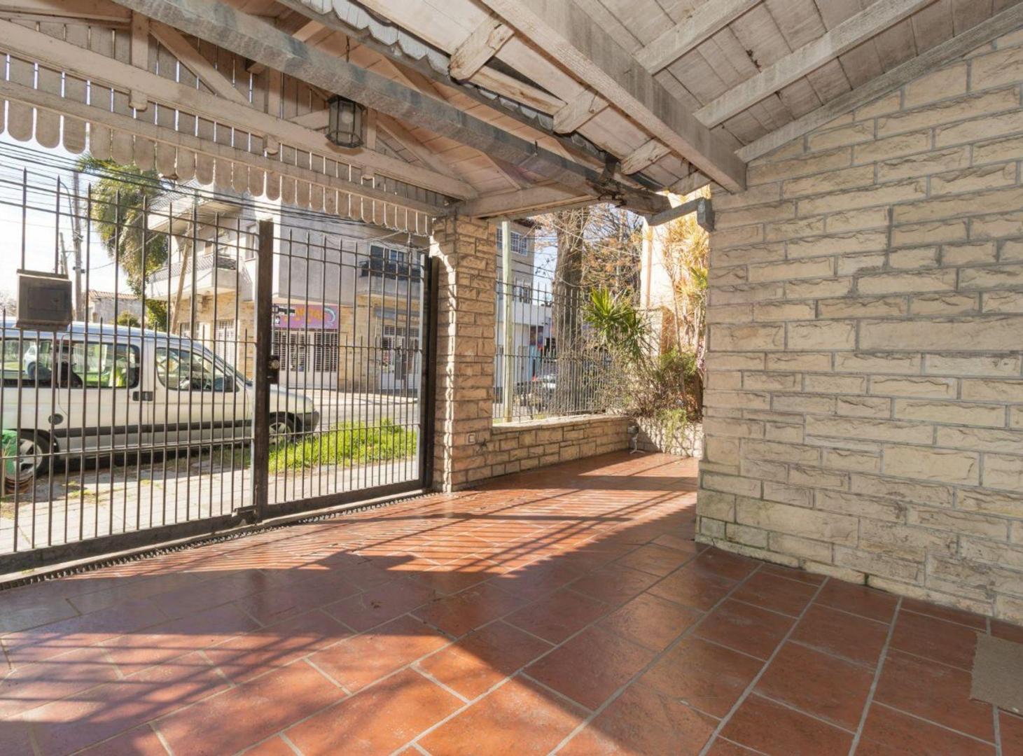 Foto de CASA EN VENTA CARAPACHAY EXC. UBICACION 2/3 AMB., imagen 3