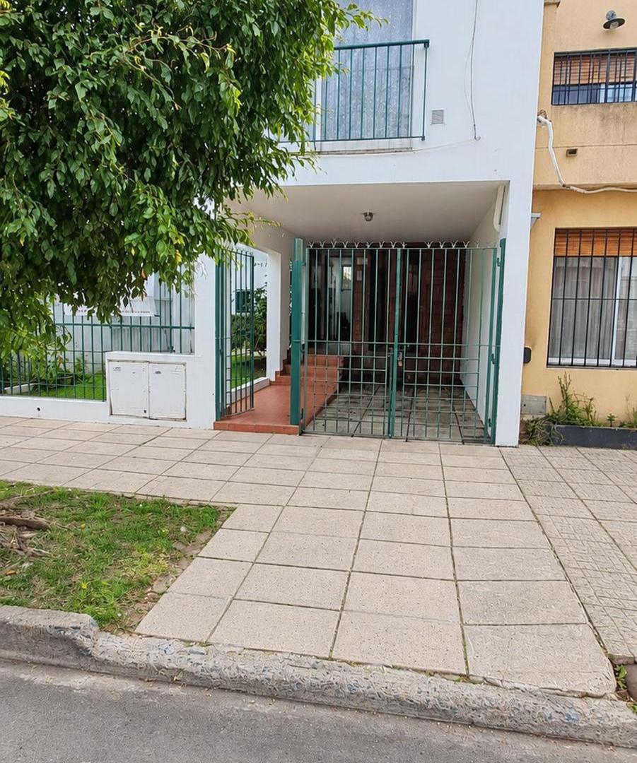 Foto de Triplex de 3 Amb. con Cochera, jardín y terraza, imagen 1