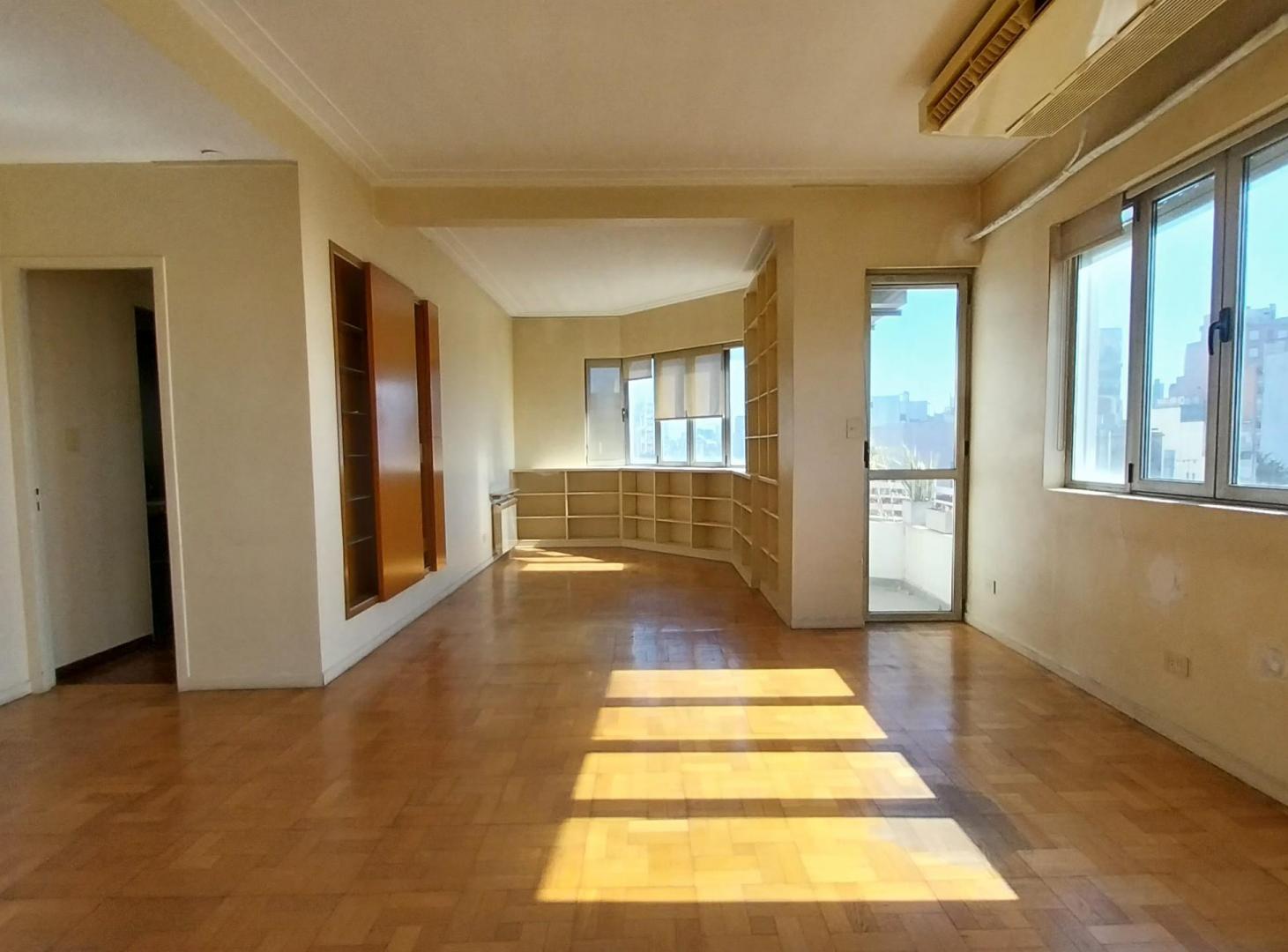 PARQUE LEZAMA ! VENTA 3 AMBIENTES Y ESCRITORIO ALTO LLENO DE SOL EN EDIFICIO DE ESTILO SEÑORIAL