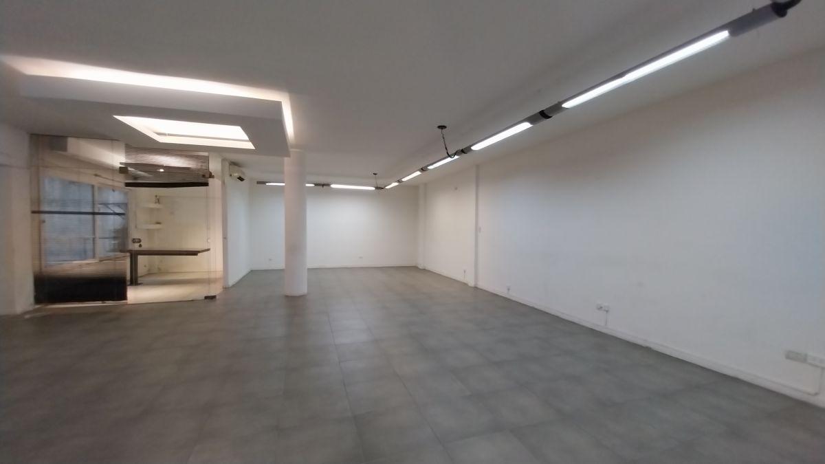 A LA VENTA AV CORRIENTES OFICINA-LOCAL PLANTA LIBRE DE 87 M2 AL CONTRAFRENTE CON VENTANALES