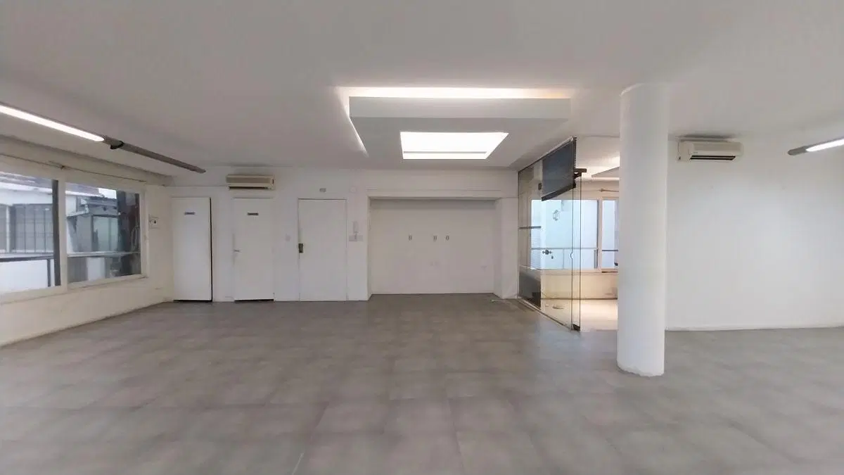 A LA VENTA AV CORRIENTES OFICINA-LOCAL PLANTA LIBRE DE 87 M2 AL CONTRAFRENTE CON VENTANALES 2