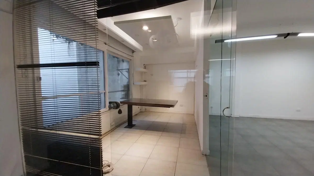 A LA VENTA AV CORRIENTES OFICINA-LOCAL PLANTA LIBRE DE 87 M2 AL CONTRAFRENTE CON VENTANALES 4