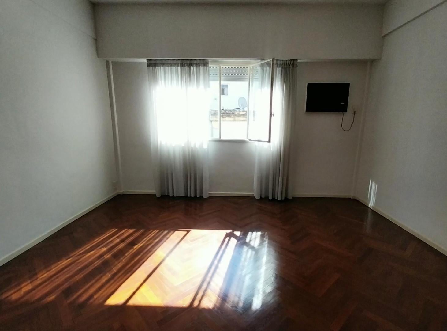 Foto de A la Venta Dos Ambientes -Monserrat Al Frente Tacuari 700 Subte y, imagen 1