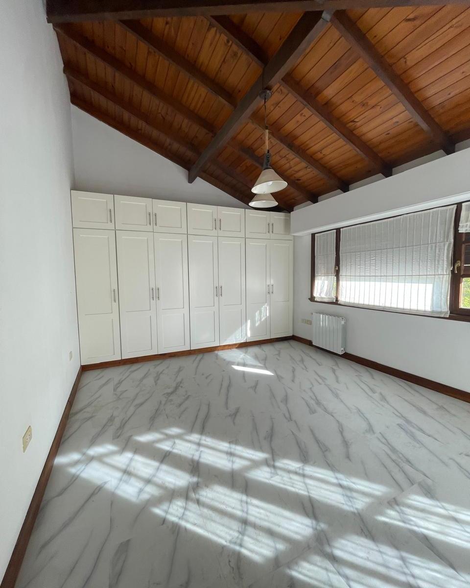 Casa de 4 Dorm., Escritorio Patio y Garage Tandil 2