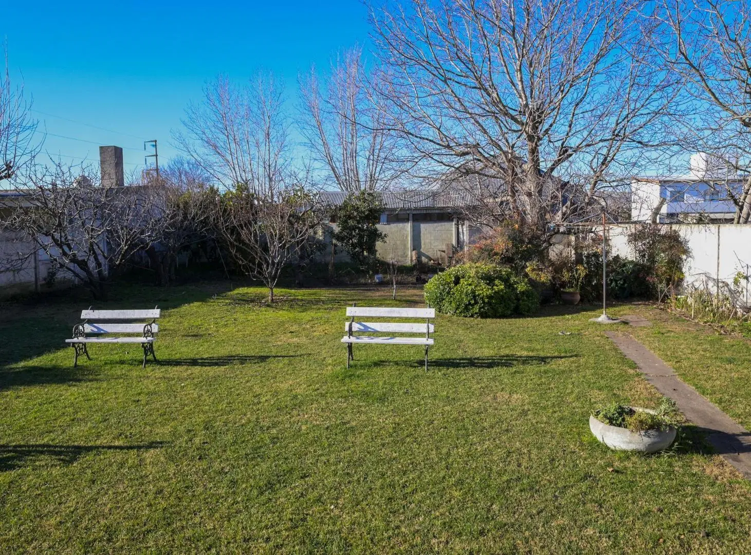 Venta en block .Dos propiedades sobre doble lote, oportunidad vivienda, local comercial. Tandil 4