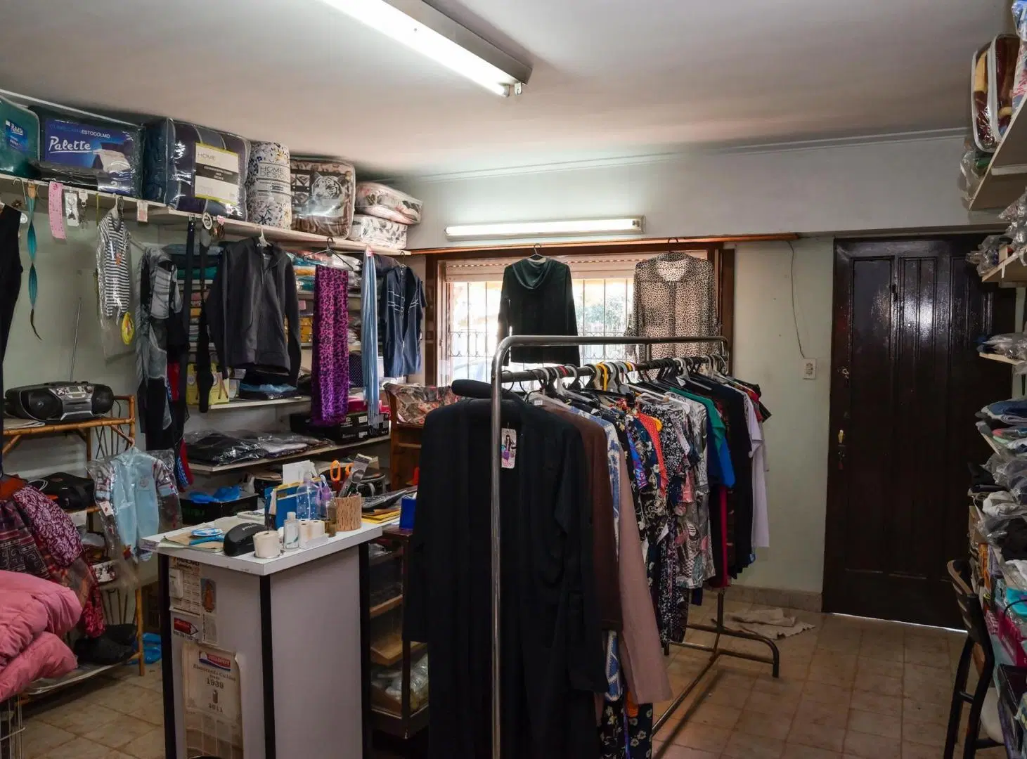 Venta en block .Dos propiedades sobre doble lote, oportunidad vivienda, local comercial. Tandil 3