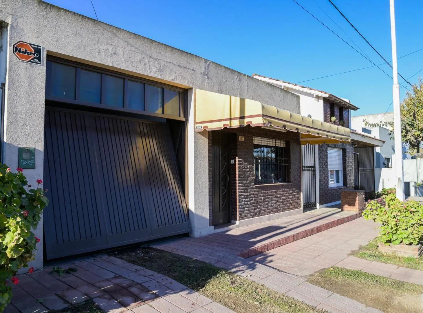 Venta en block .Dos propiedades sobre doble lote, oportunidad vivienda, local comercial. Tandil 2