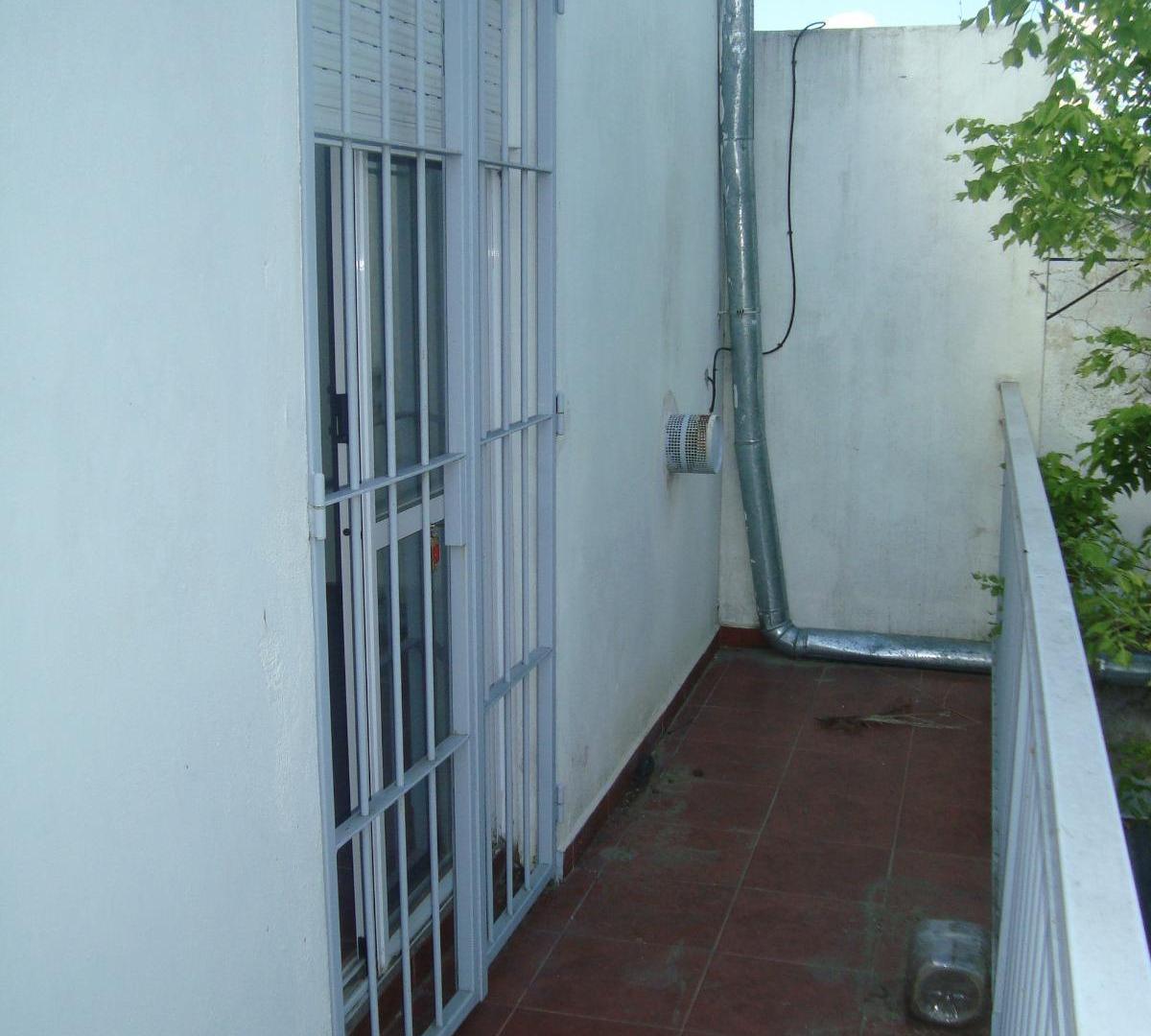 Foto de DEPARTAMENTO EN VENTA - UN DORMITORIO - PRIMER PISO POR ESCALERA, imagen 2