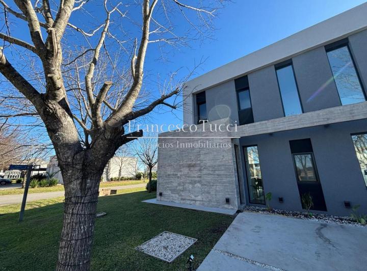 Casa en venta 7 ambientes Club de Campo El Nacional con pileta