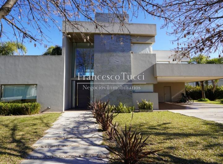 Casa en venta 6 ambientes fondo a la laguna Terravista