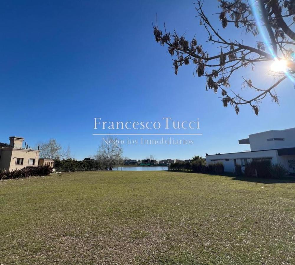 Lote en venta con fondo a la laguna en Terravista