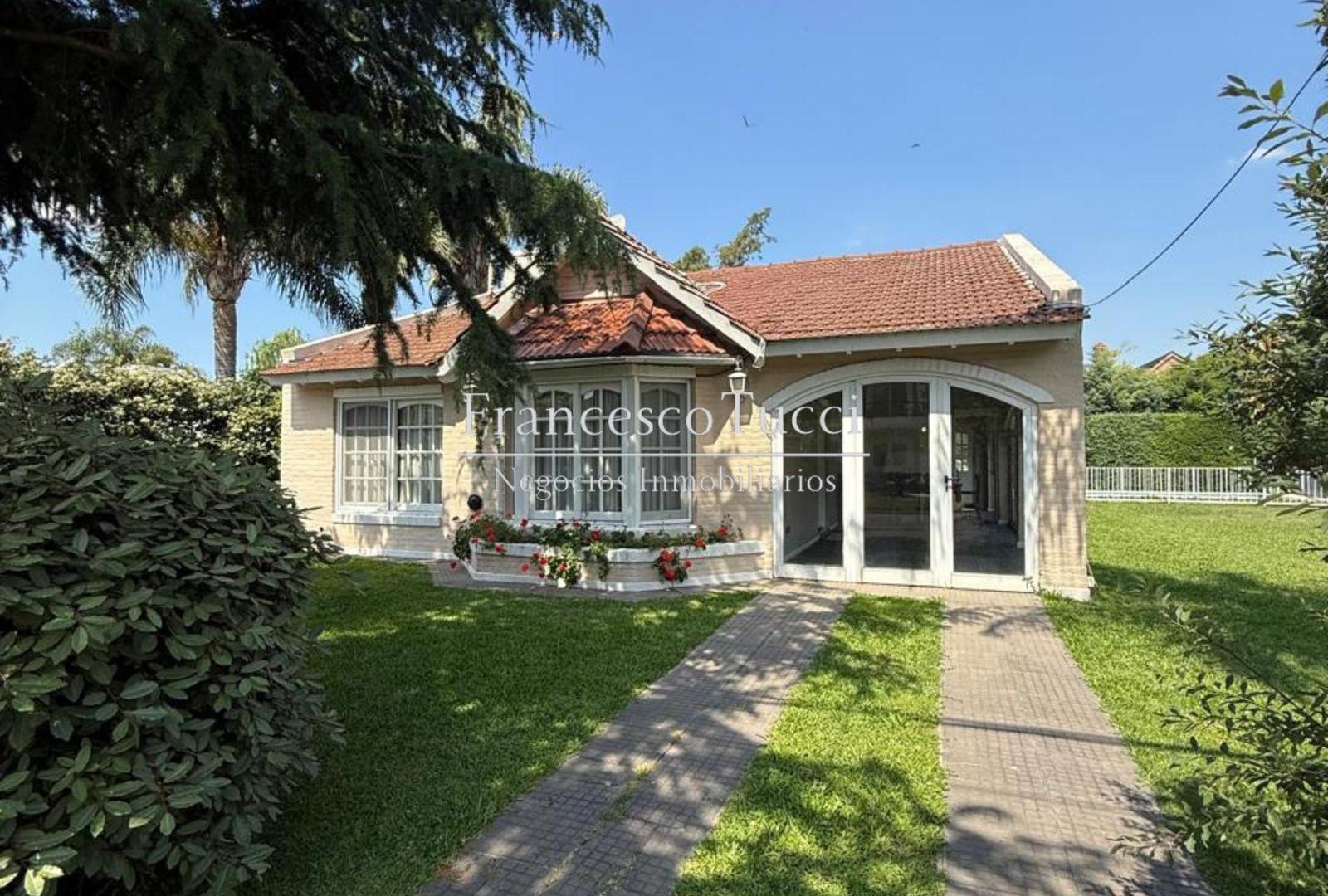 Casa en venta 4 ambientes con pileta Banco Provincia