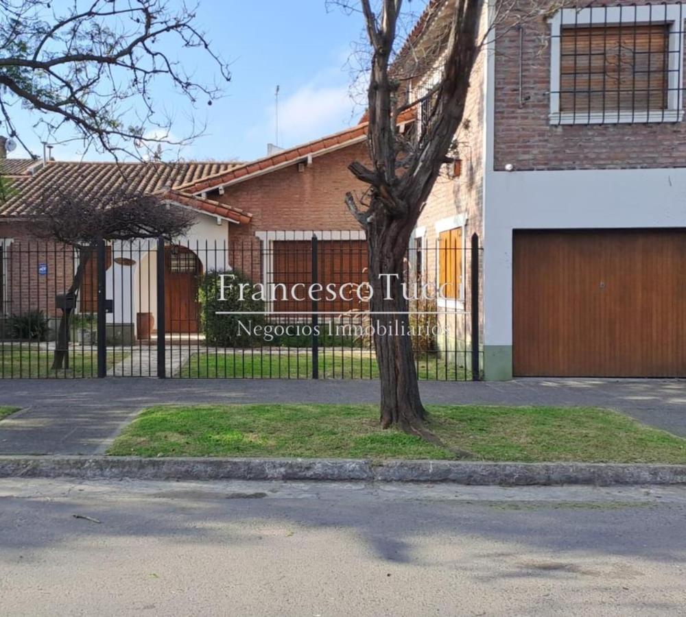 Casa en venta 6 ambientes a refaccionar Ituzaingó Centro