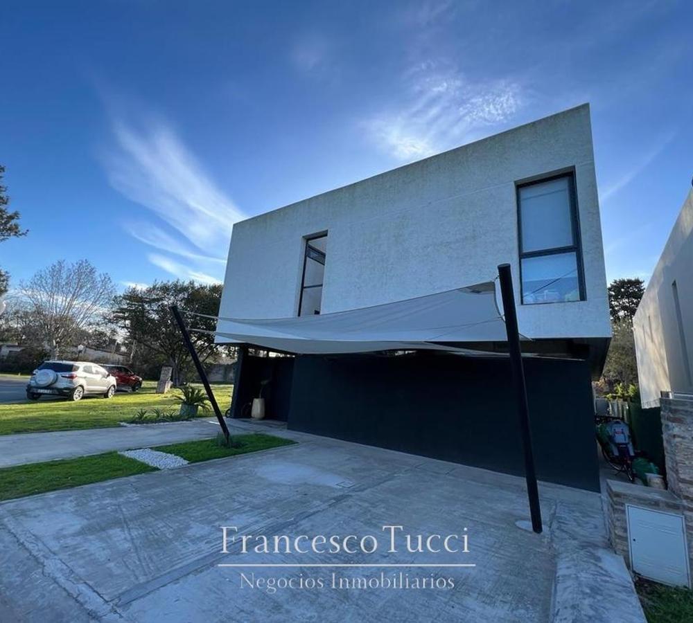 Casa en Venta Barrio cerrado Solares de Zapiola