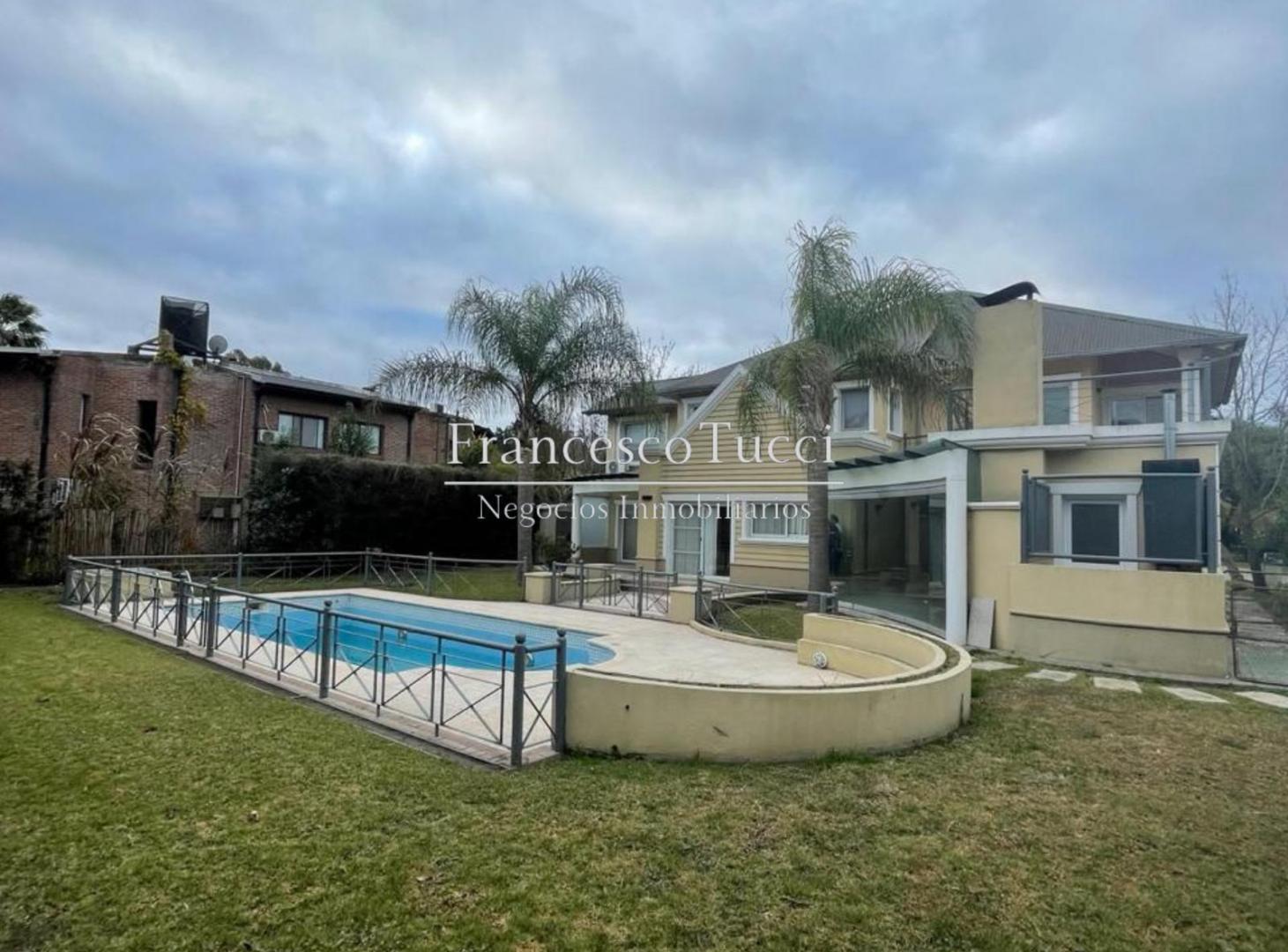 Casa 5 ambientes en venta con pileta en Campos De Álvarez