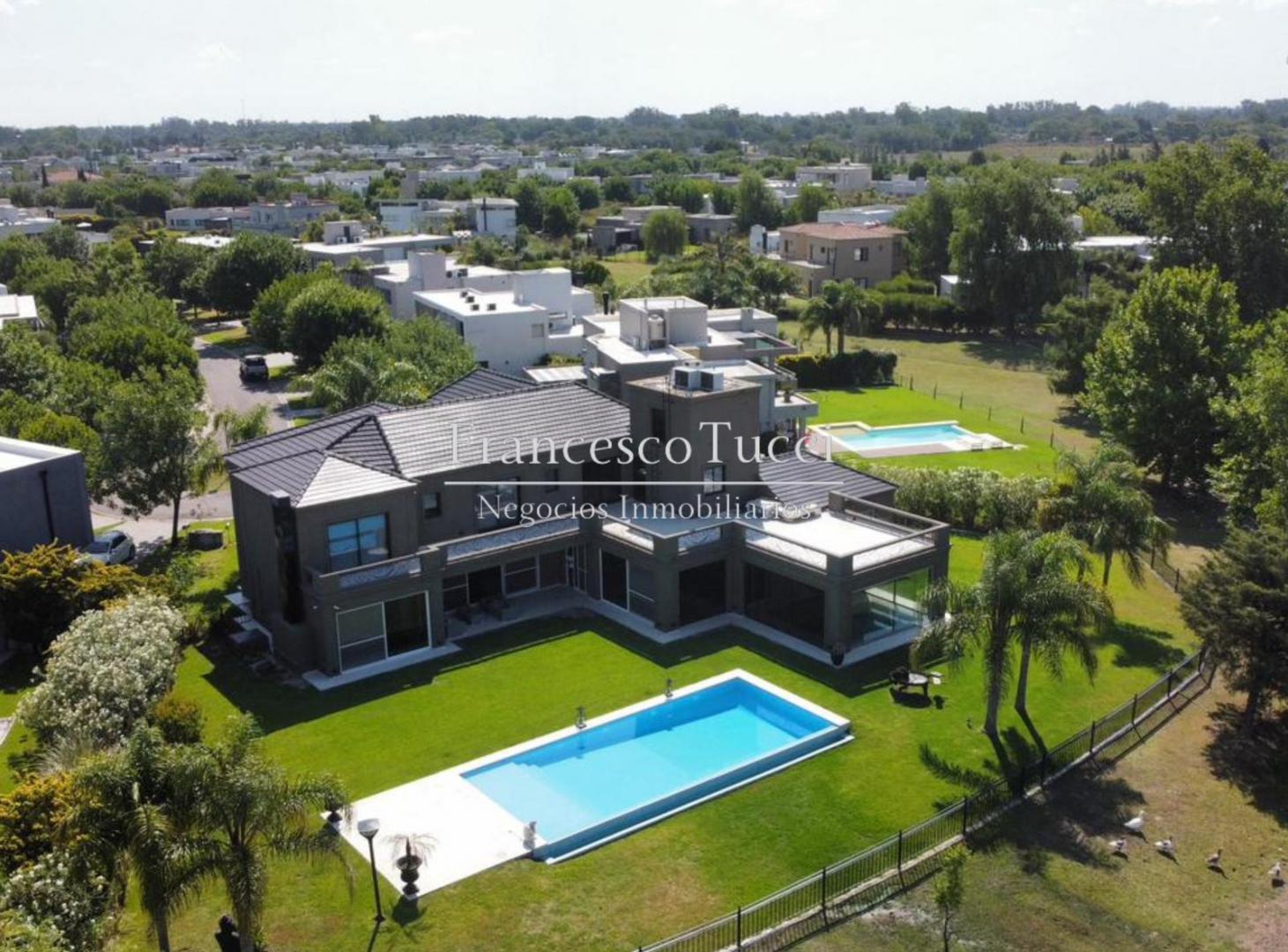 Casa en venta 7 ambientes con pileta lote central en Terravista