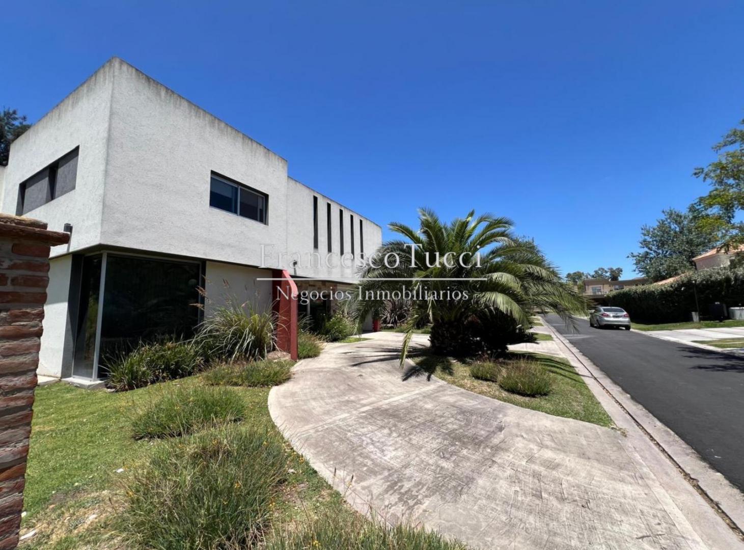 Casa 5 ambientes en venta con pileta en Weston