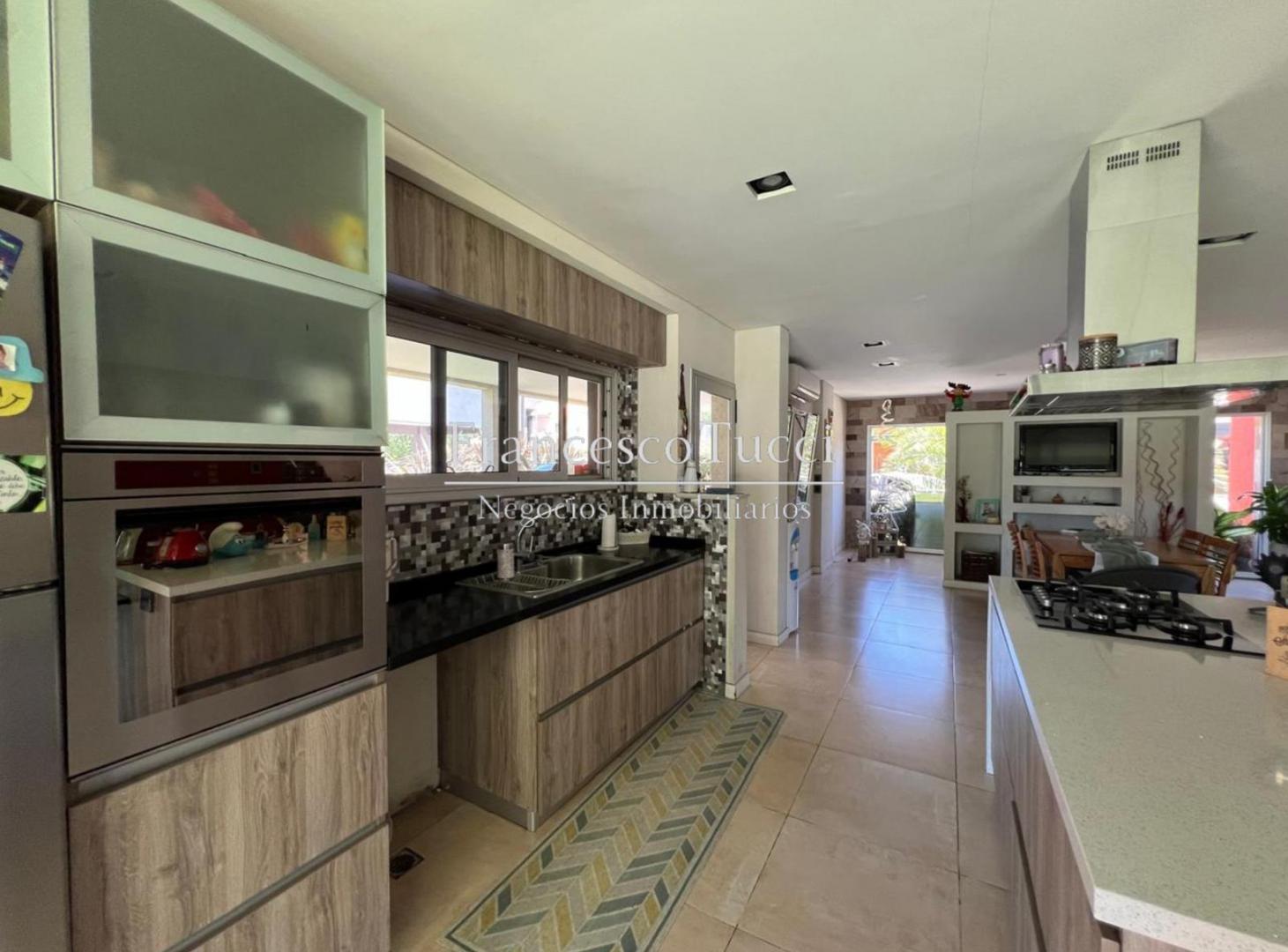 Foto de Casa 5 ambientes en venta con pileta en Weston, imagen 3