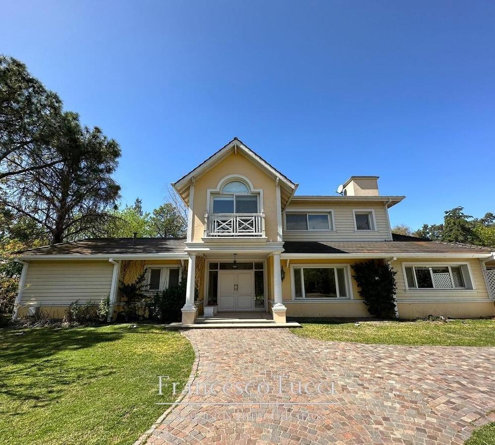 Casa en Venta y alquiler anual en San Diego con piscina Lote central