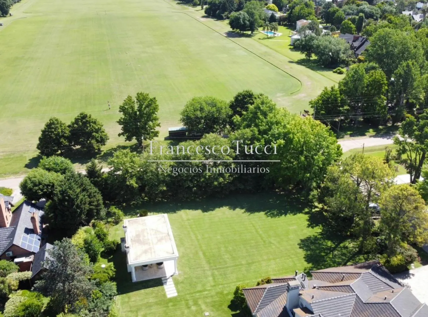 Terreno en venta lote central con vista y fondo al polo en San Diego C.C 2