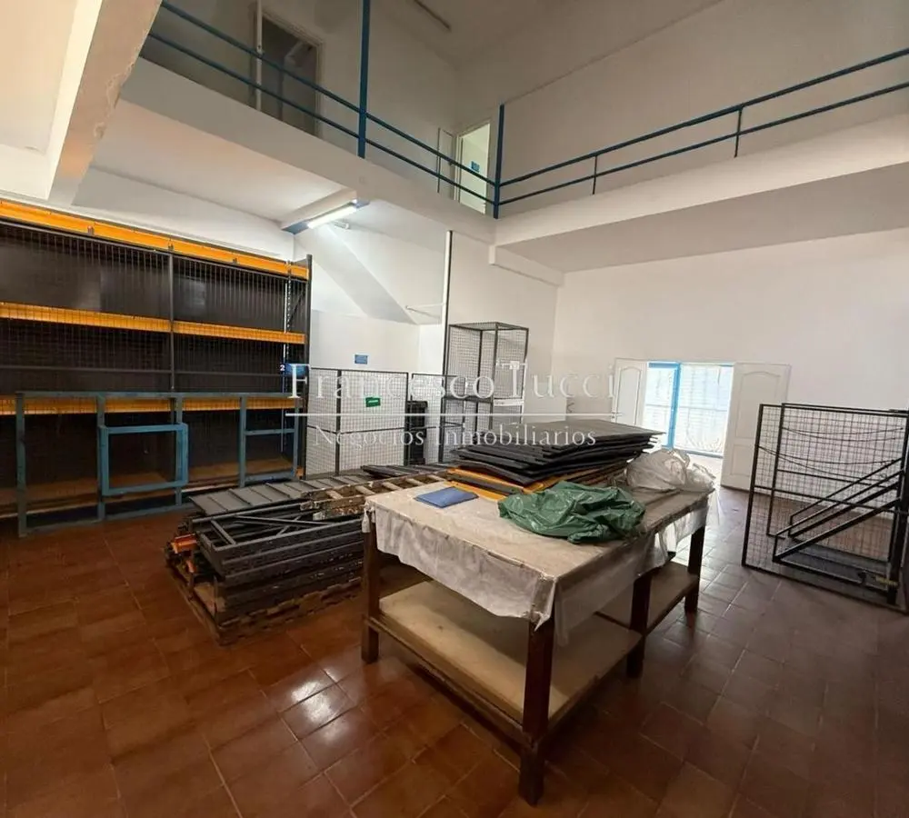 Galpón en venta para laboratorio con oficinas en Caseros 2